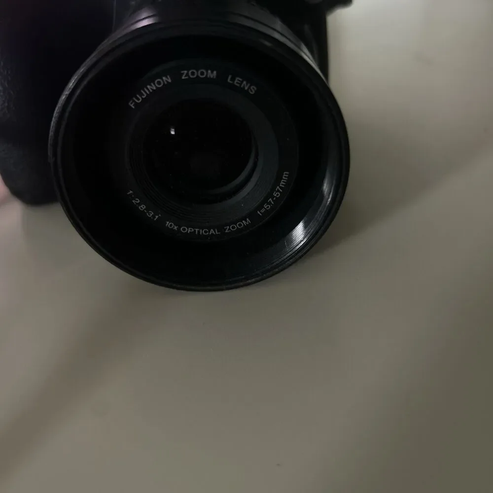 READ - Fujifilm FinePix S5100 4MP Digital Camera with 10x Optical Zoom WORKS